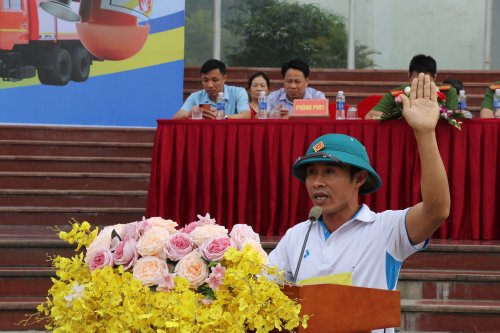 Vận động viên Lường Văn Bình đại diện các vận động viên tuyên thệ trước hội thi.JPG